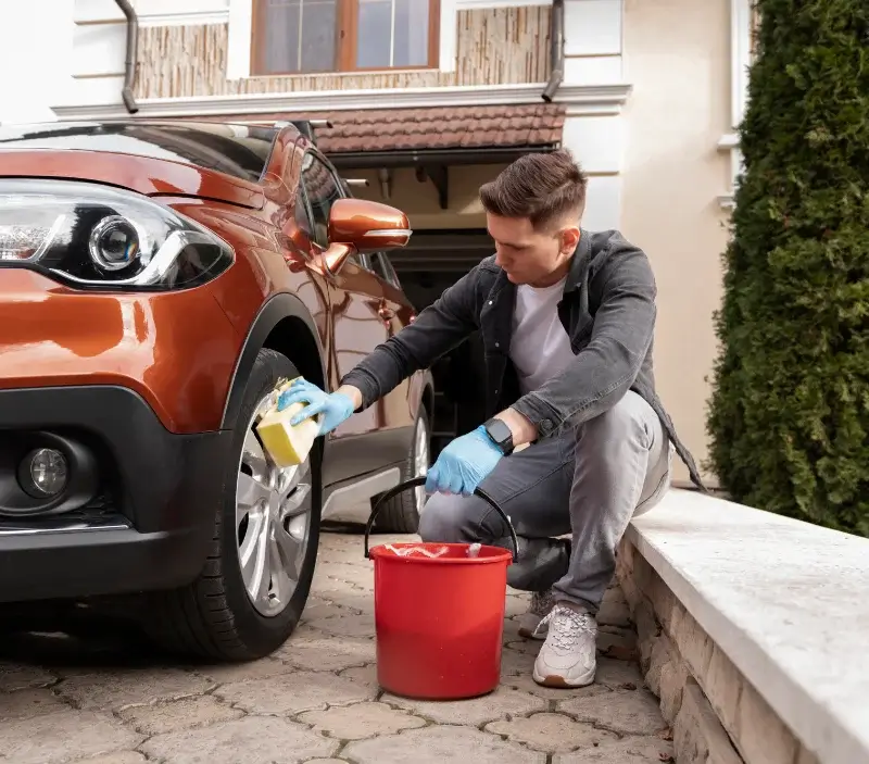 Lavage auto à domicile Cubiérettes : professionnel intervenant sur un véhicule